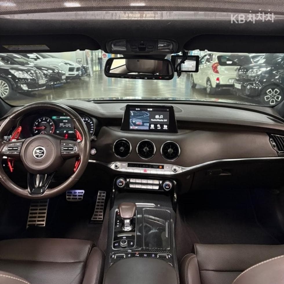 Kia Stinger2.0 Turbo 4WD 플래티넘 - 17