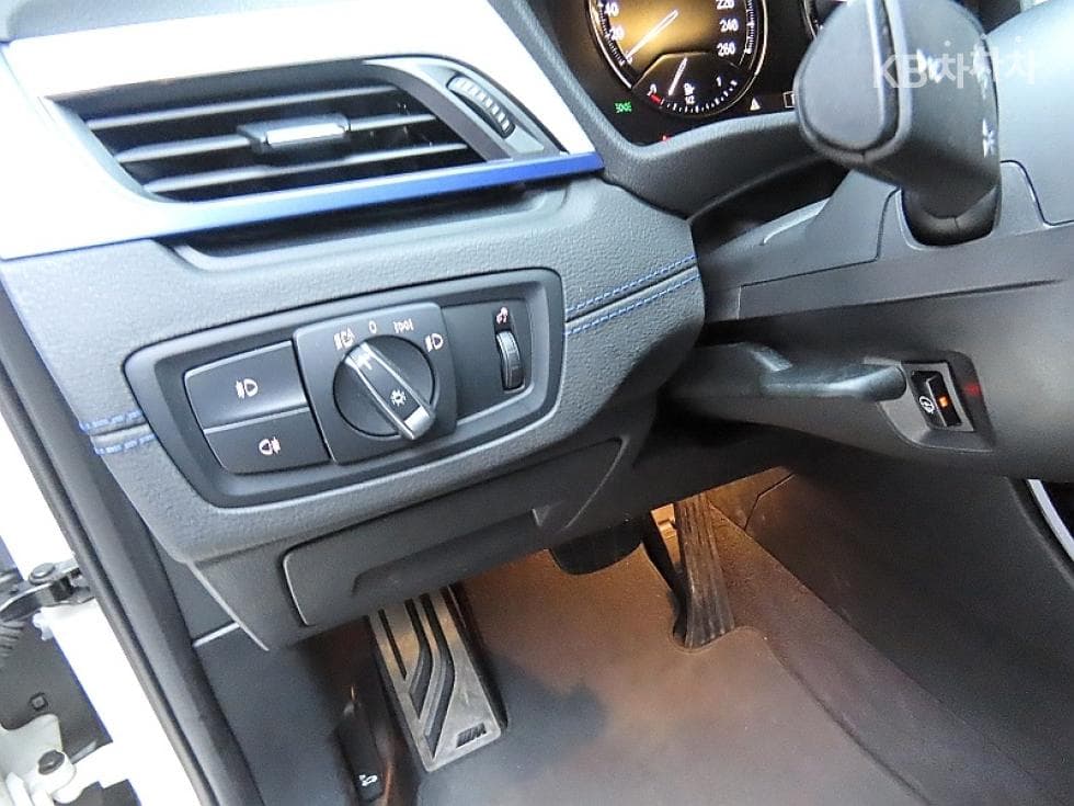 BMW X1 (F48)xDrive 20i M Sport Package - 12