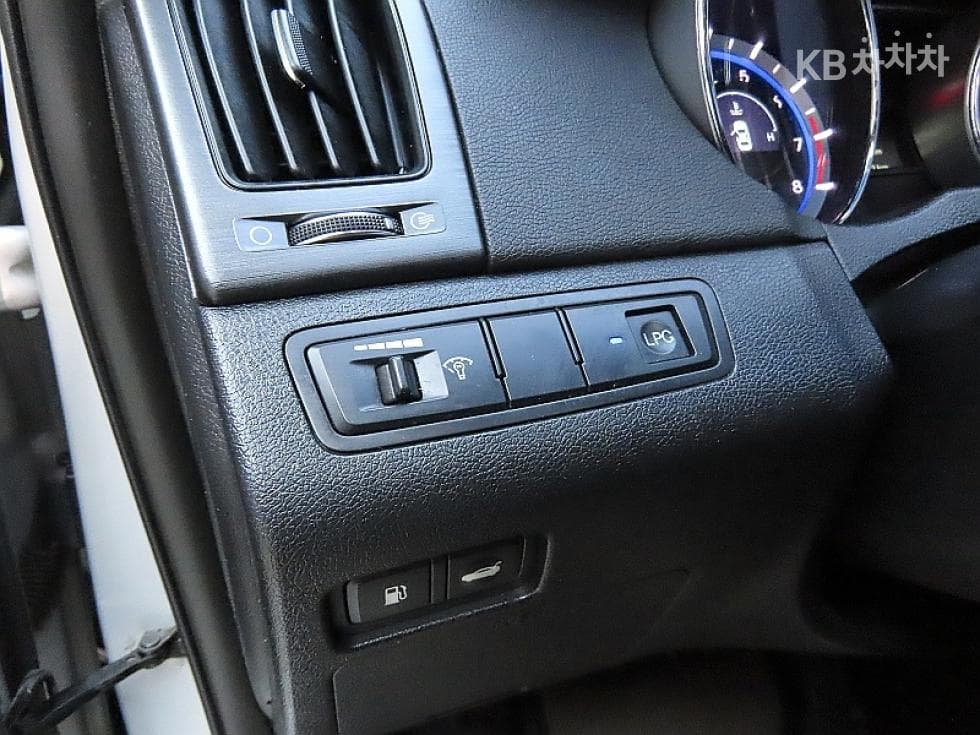 Hyundai YFSonataLPi Premiere - 12