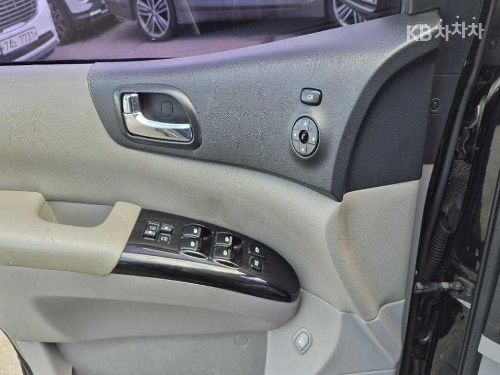 Kia Carnival RNewCarnival Limousine GLX Highest-end Type - 17