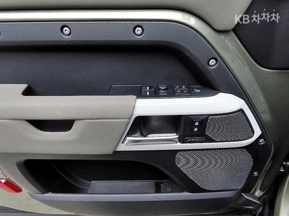 Land Rover 디펜더(L663)90 D250 SE - 11