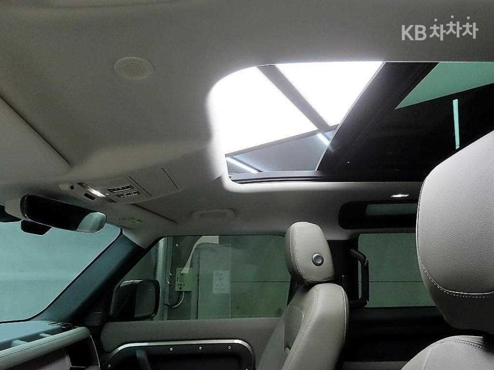 Land Rover 디펜더(L663)90 D250 SE - 16