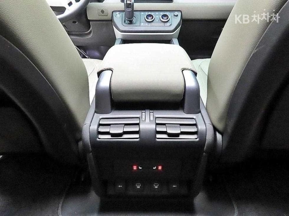 Land Rover 디펜더(L663)90 D250 SE - 17