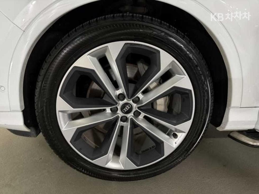 Audi New Q73.0 55 TFSI Quattro Premium - 18