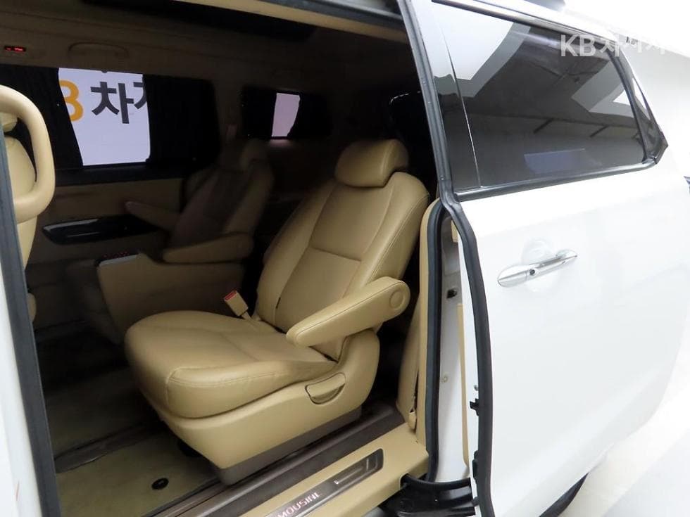 Kia The New (facelift) CarnivalHigh Limousine (Carnival) 2.2 Diesel 9-seater Prestige - 13
