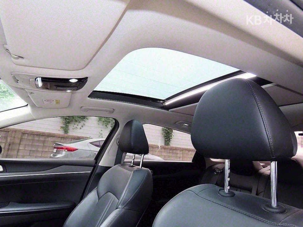 (387R6469)Kia K5 3rd Generation 2.0 LPI Standard Car Rental - 17