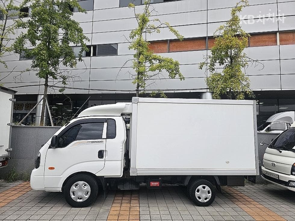 Киа Бонго 3 (лек)1 тон 냉동Товарна надстройка차 Удължено междуосие 표준형 Королевска кабина Лукс - 2