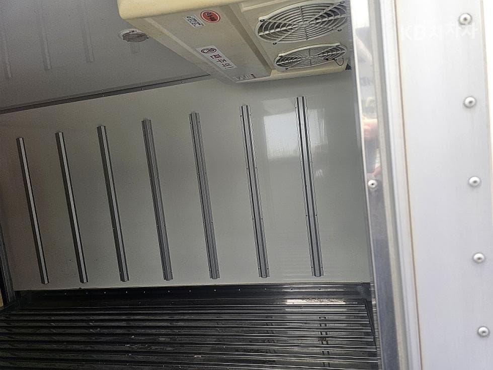 Киа Бонго 3 (лек)1 тон 냉동Товарна надстройка차 Удължено междуосие 표준형 Королевска кабина Лукс - 12