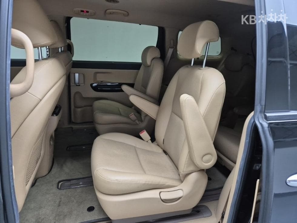 Киа The New (фейслифт) Канивал9-местен 2.2 Дизел Престиж - 12