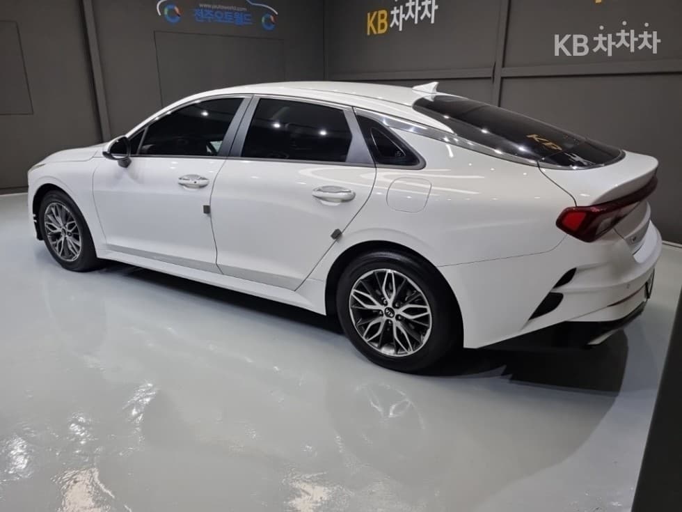 Kia K5 3rd gen 2.0 LPI Trendy car rental - Image 4