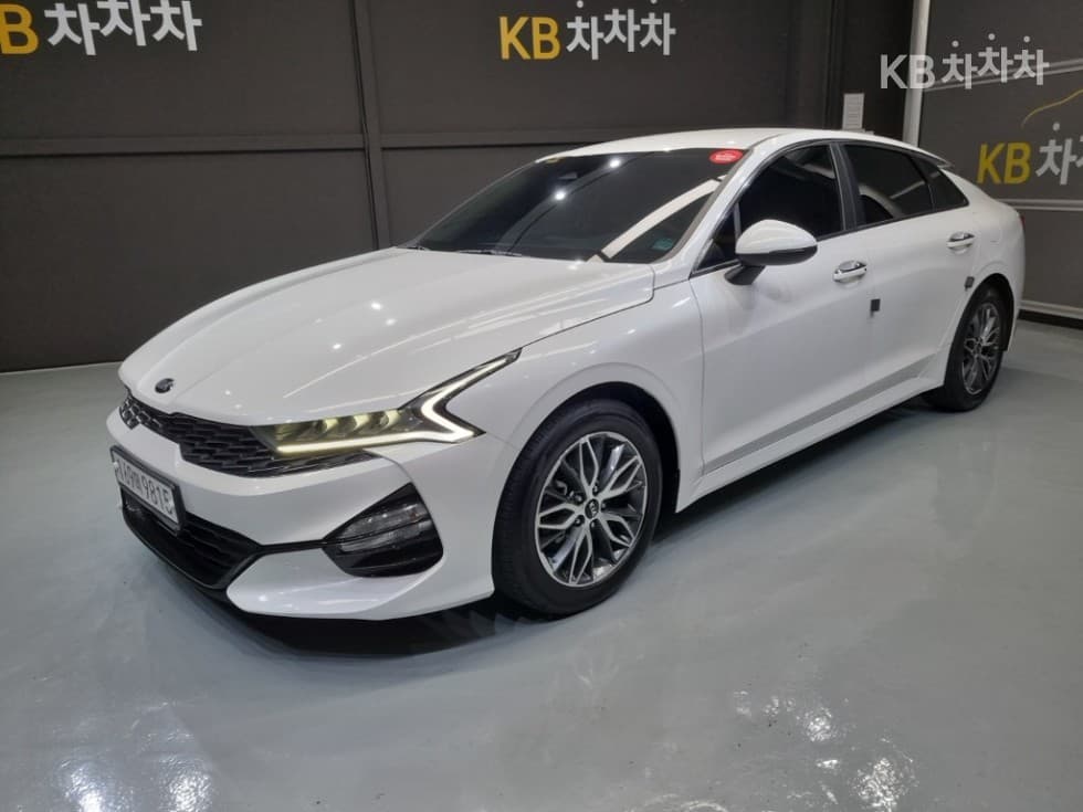 Kia K5 3rd gen 2.0 LPI Trendy car rental - Image 1