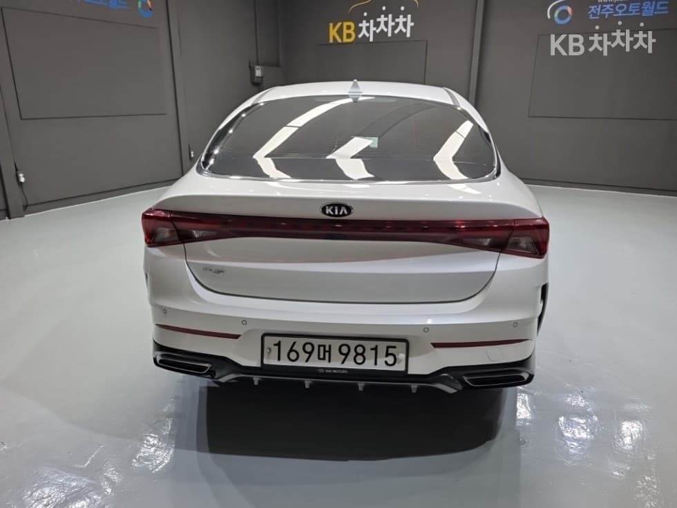 Kia K5 3rd gen 2.0 LPI Trendy car rental - Image 3