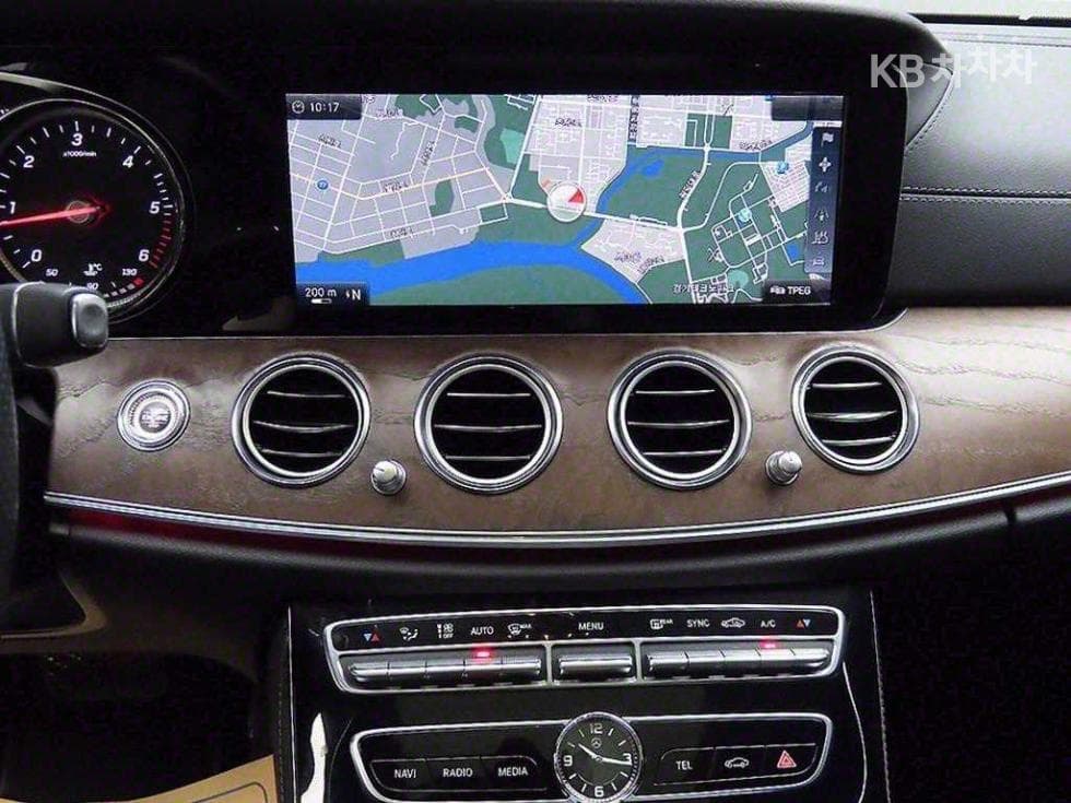 Mercedes-Benz E-Клас (W213)E220d Exclusive - 14