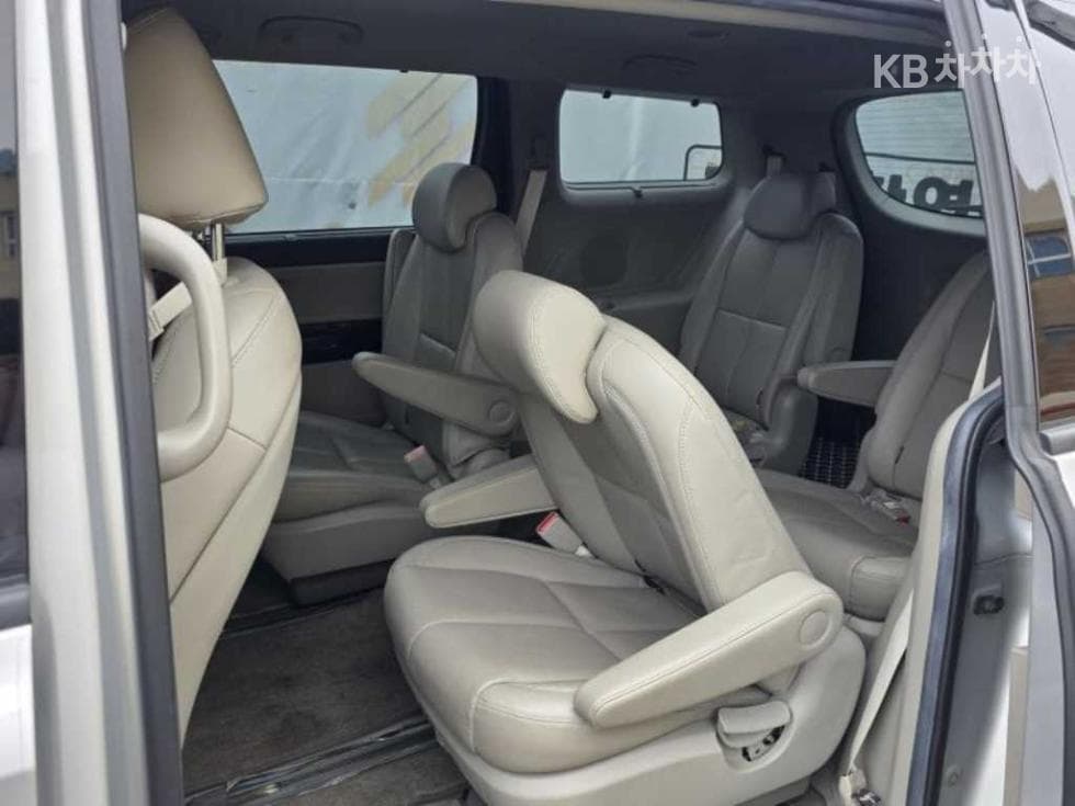 Киа The New (фейслифт) Канивал9-местен 2.2 Дизел Noblesse - 6