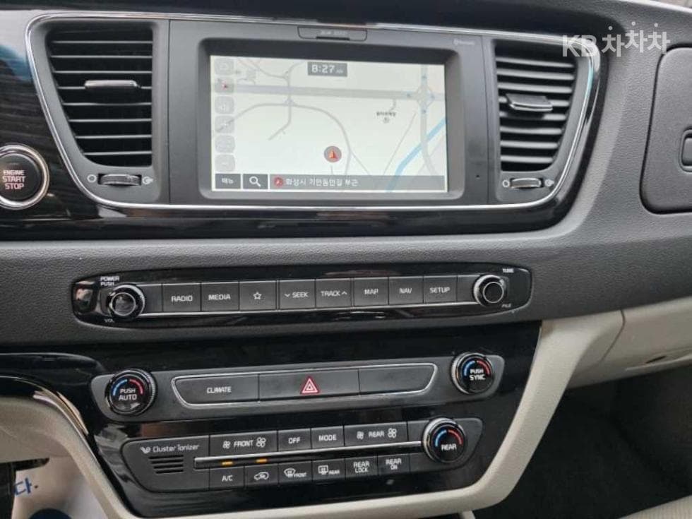 Киа The New (фейслифт) Канивал9-местен 2.2 Дизел Noblesse - 18