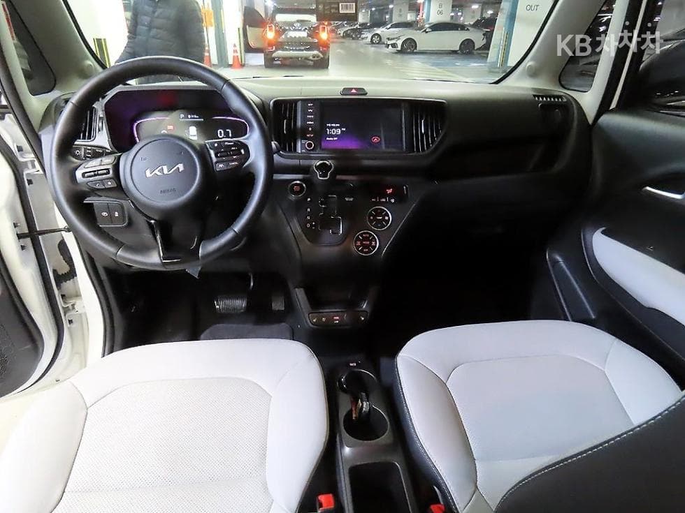 Kia The New (facelift) Kia Ray (van)1.0 Gasoline Signature - 10