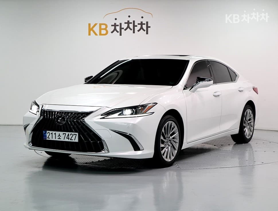 Lexus New 제너Ray (van)션 ES 300h Luxury+ - Image 1