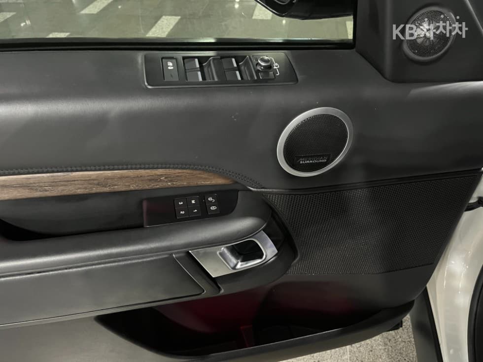 Land Rover 디스커버리53.0 TD6 HSE Luxury - 11