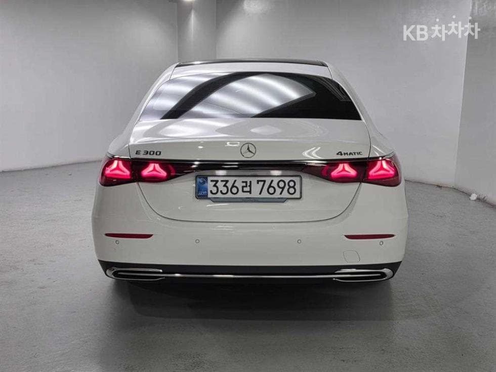 Mercedes-Benz E-클래스 (W214)E300 4MATIC Exclusive - 4