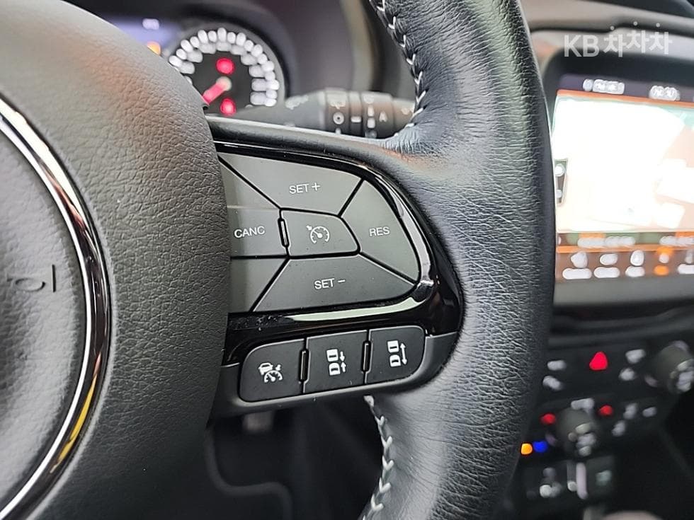 지프 레니게이드2.4 Limited AWD 80th Anniversary Edition - 17