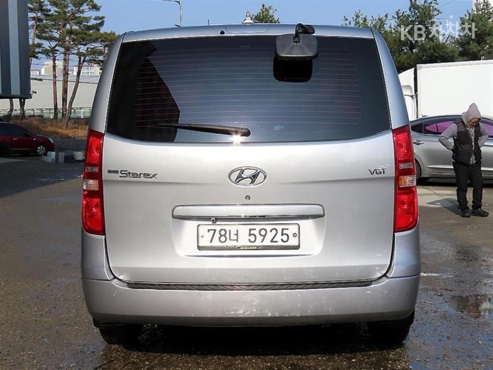Hyundai Grand Starex12-seater Wagon CVX Deluxe - 3