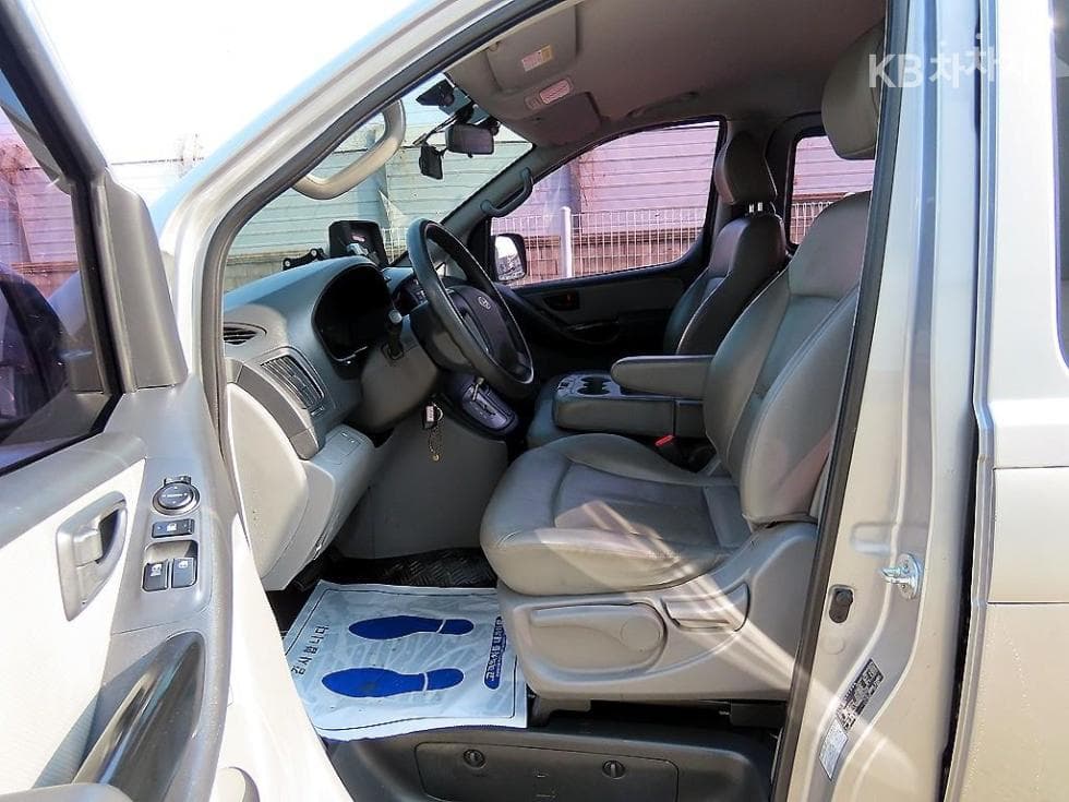 Hyundai Grand Starex12-seater Wagon CVX Deluxe - 4