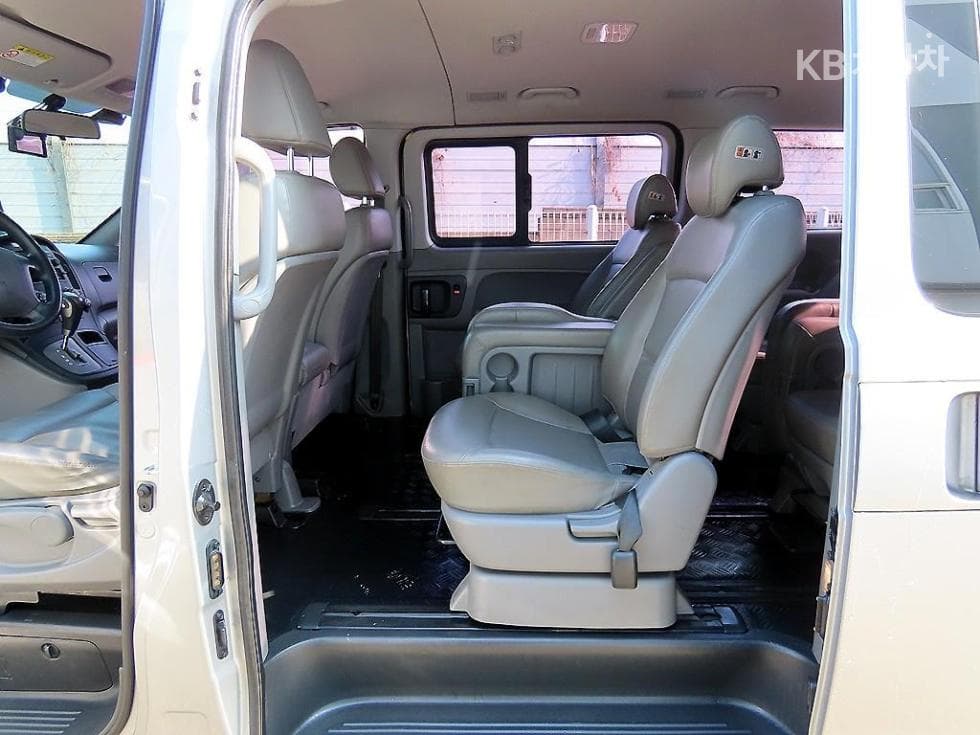 Hyundai Grand Starex12-seater Wagon CVX Deluxe - 5