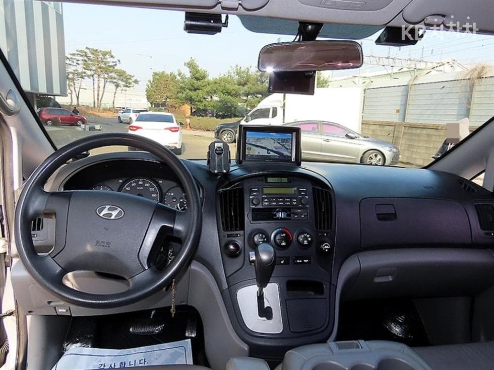 Hyundai Grand Starex12-seater Wagon CVX Deluxe - 7