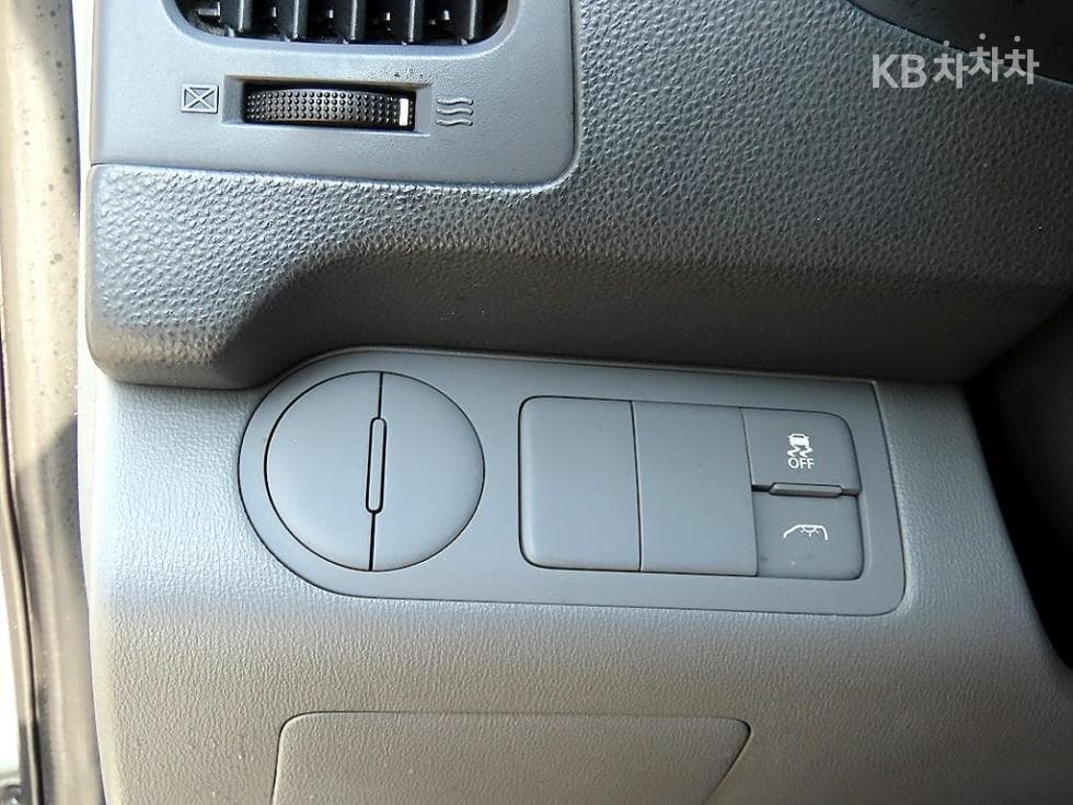 Hyundai Grand Starex12-seater Wagon CVX Deluxe - 12