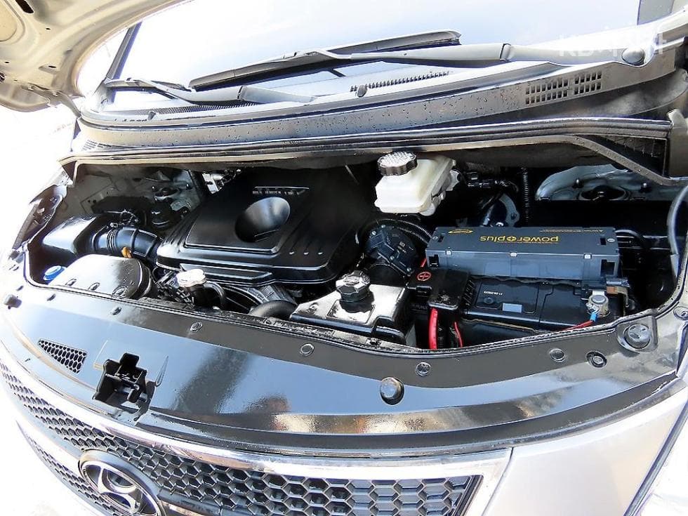 Hyundai Grand Starex12-seater Wagon CVX Deluxe - 19