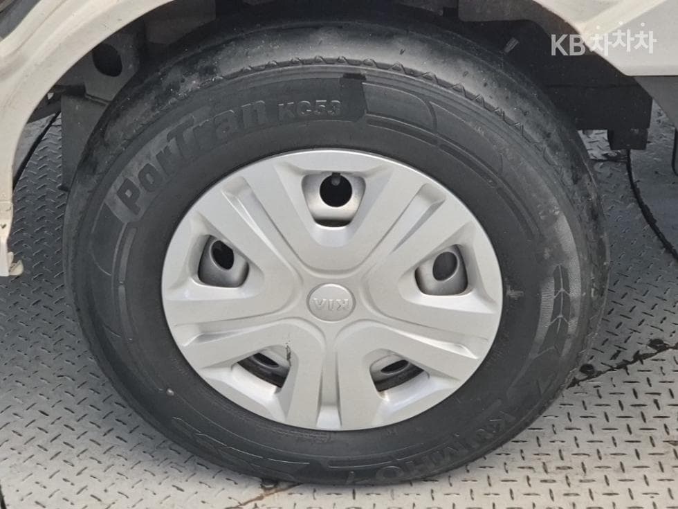 Киа Бонго 3 (лек)1 тон Wing Body Удължено междуосие Ръчна식 Королевска кабина Лукс - 19