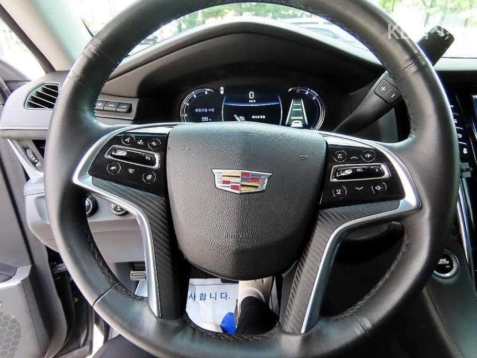 캐딜락 ESCALADE(4-то поколение)6.2 V8 - 8