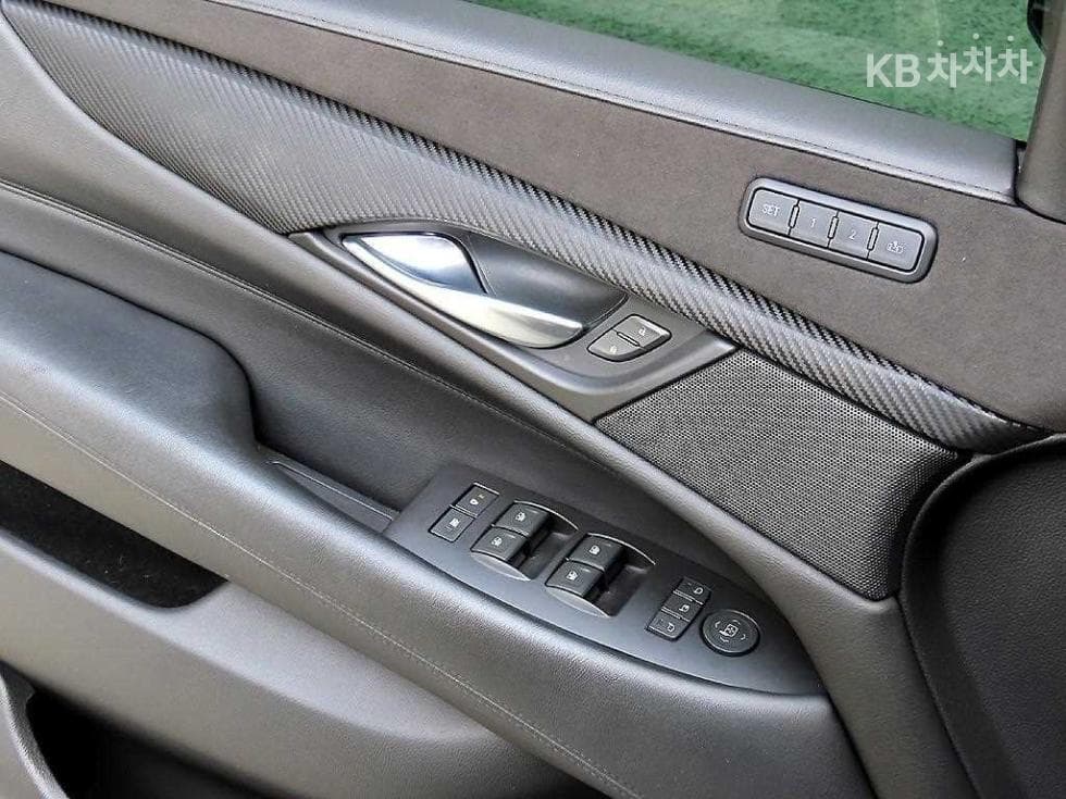 캐딜락 ESCALADE(4-то поколение)6.2 V8 - 12