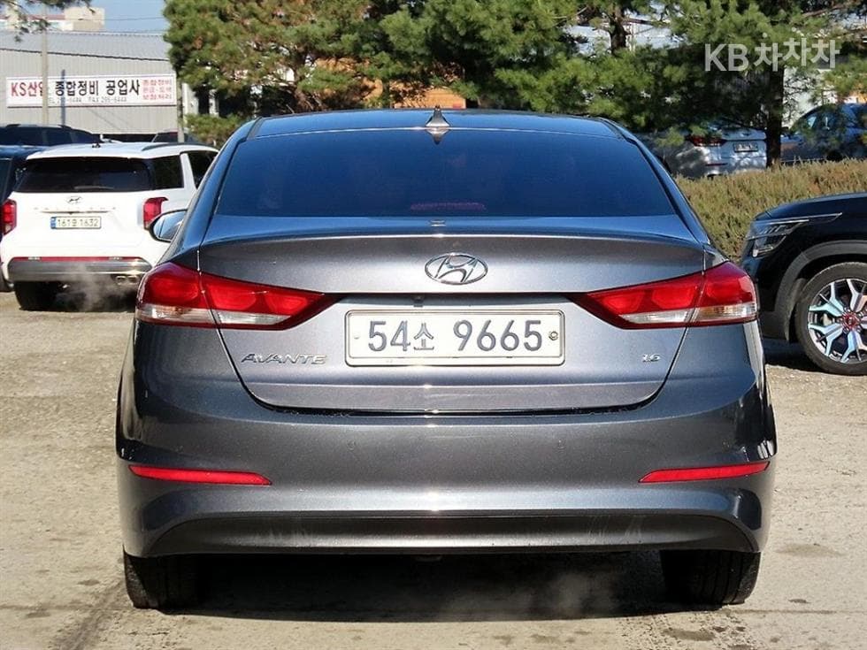 Hyundai Avante (Elantra)AD1.6 GDi Value Plus - 4