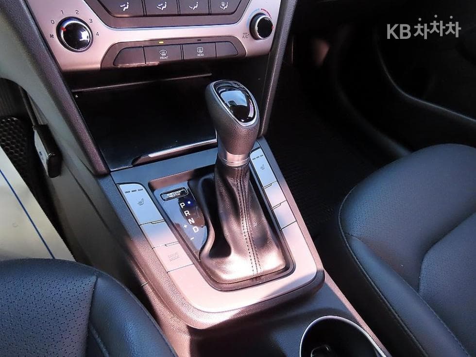 Hyundai Avante (Elantra)AD1.6 GDi Value Plus - 10