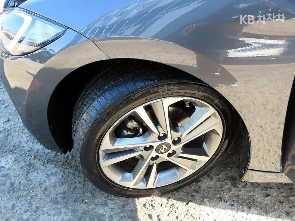 Hyundai Avante (Elantra)AD1.6 GDi Value Plus - 18