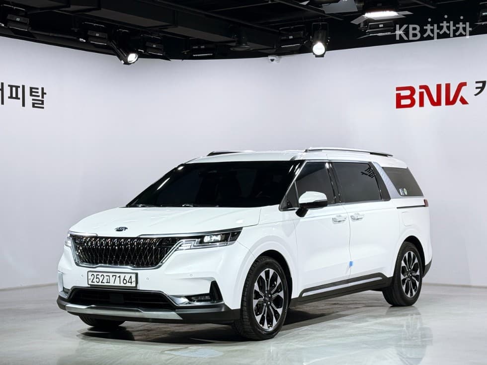 Kia Carnival 4th generation D2.2 9-seater Noblesse - Image 1