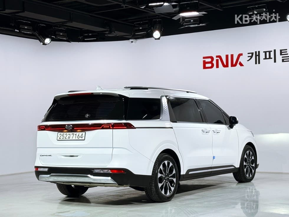 Kia Carnival 4th generationD2.2 9-seater Noblesse - 2