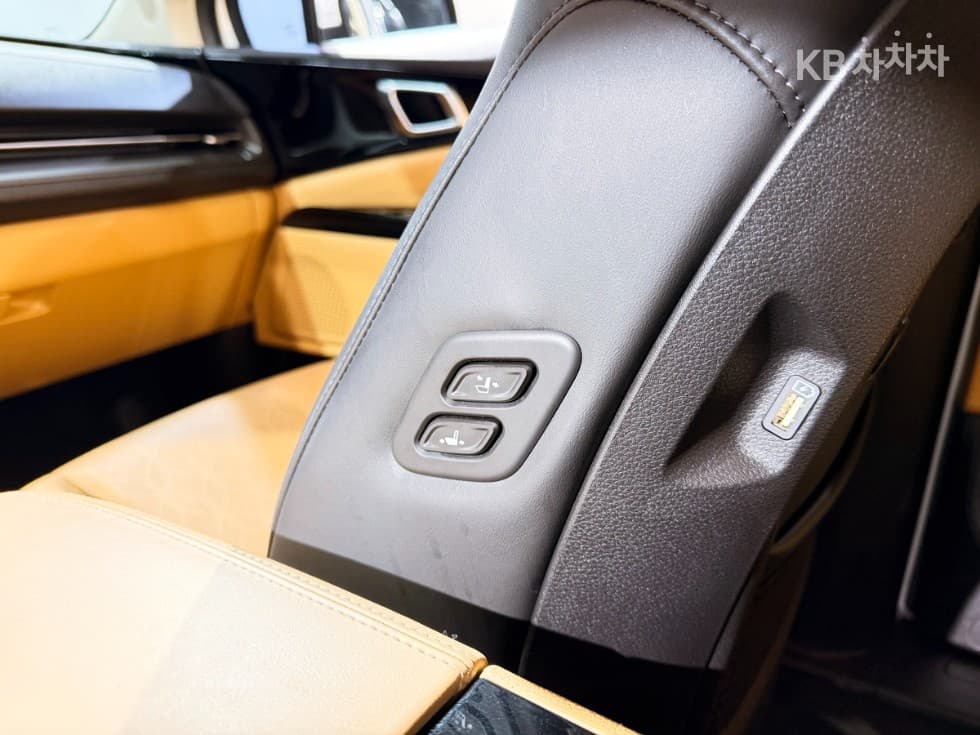 Kia Carnival 4th generationD2.2 9-seater Noblesse - 16