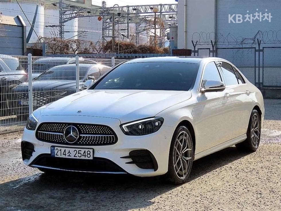 Mercedes-Benz E-Class (W213) E220d 4MATIC AMG Line - Image 1