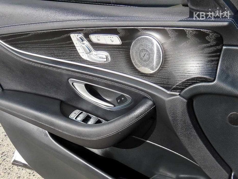 Mercedes-Benz E-Клас (W213)E220d 4MATIC AMG Line - 12