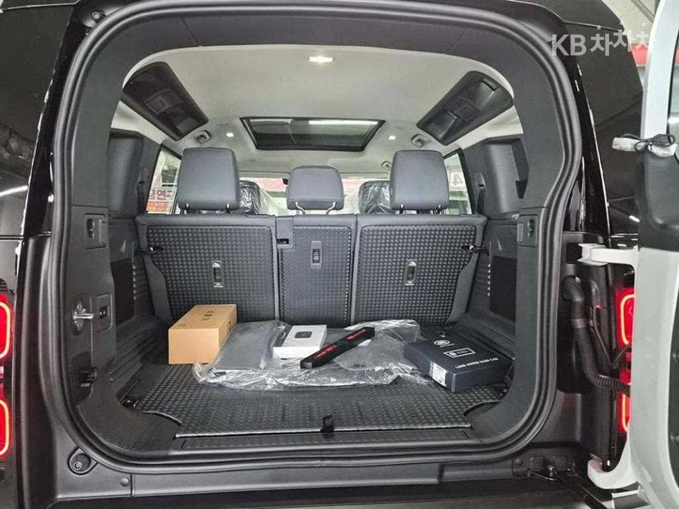 Land Rover 디펜더(L663)110 P300 X-DYN SE - 18