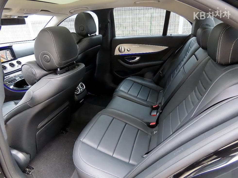 Mercedes-Benz E-Class (W213)E300 Avantgarde - 6