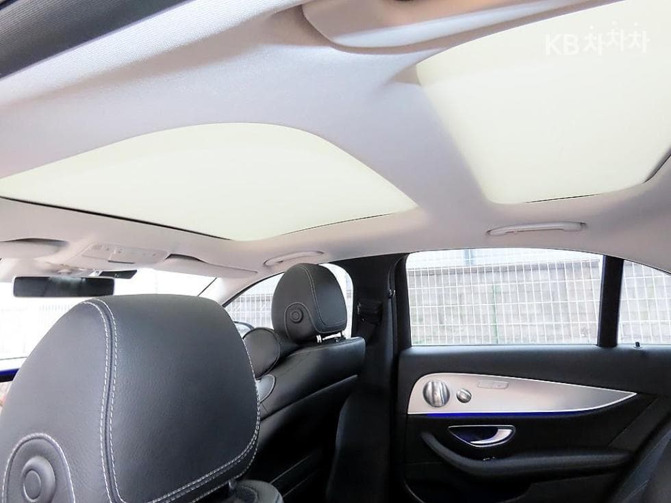 Mercedes-Benz E-Class (W213)E300 Avantgarde - 17