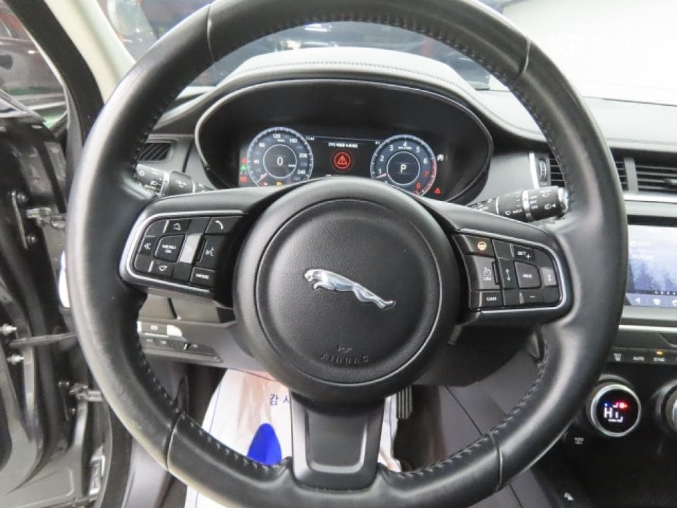 Jaguar E-PACEP250 SE - 8