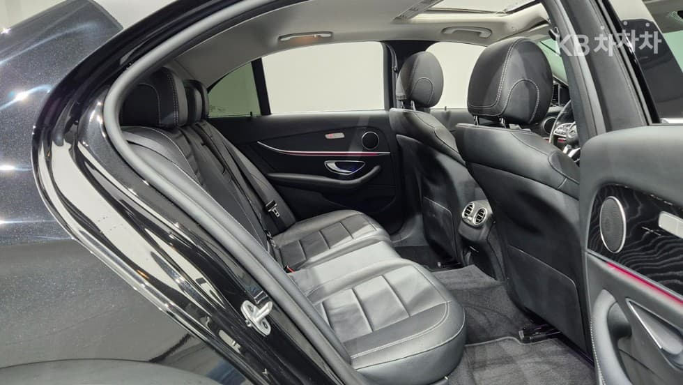 Mercedes-Benz E-Клас (W213)E220d Avantgarde - 11