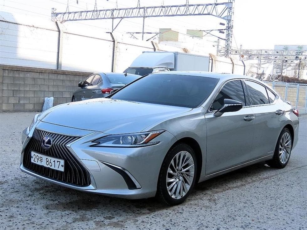 Lexus New 제너Ray (van)션 ES 300h Supreme - Image 1