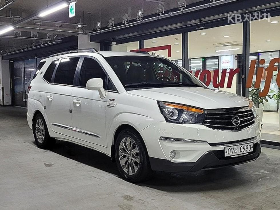 KG Mobility 코란도 투리스모 9-seater 4WD TX - Image 1