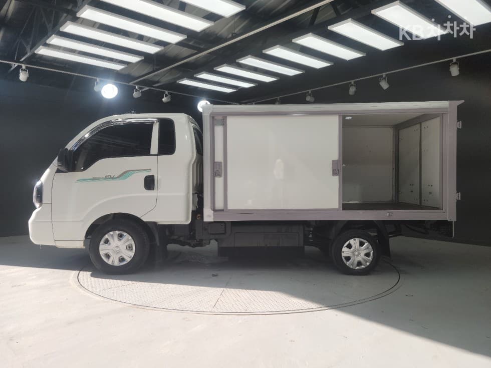 Киа The New (фейслифт) Бонго 3 (лек) EVBox Truck 1 тон 저상형 Королевска кабина Удължено междуосие Стандартен - 2