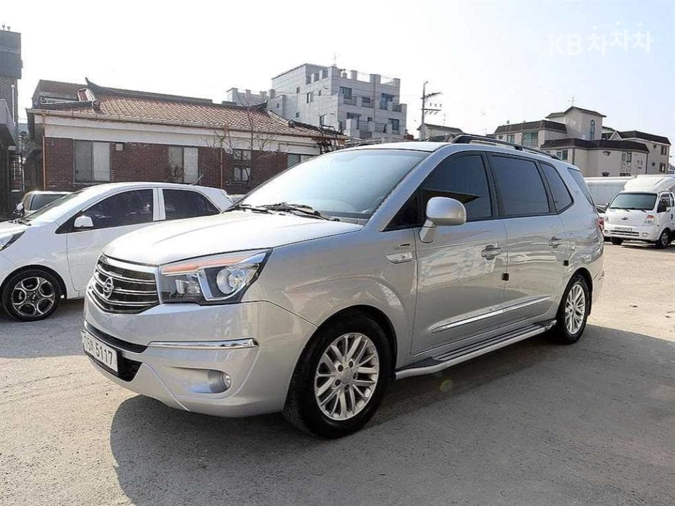 KG Mobility 코란도 투리스모 4WD RT 11-seater - Image 1